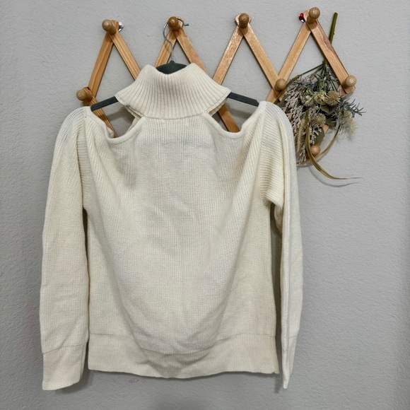 Lovers + Friends Ivory Tan Wool Blend Turtleneck Cold Shoulder Sweater Sz S - Picture 5 of 9